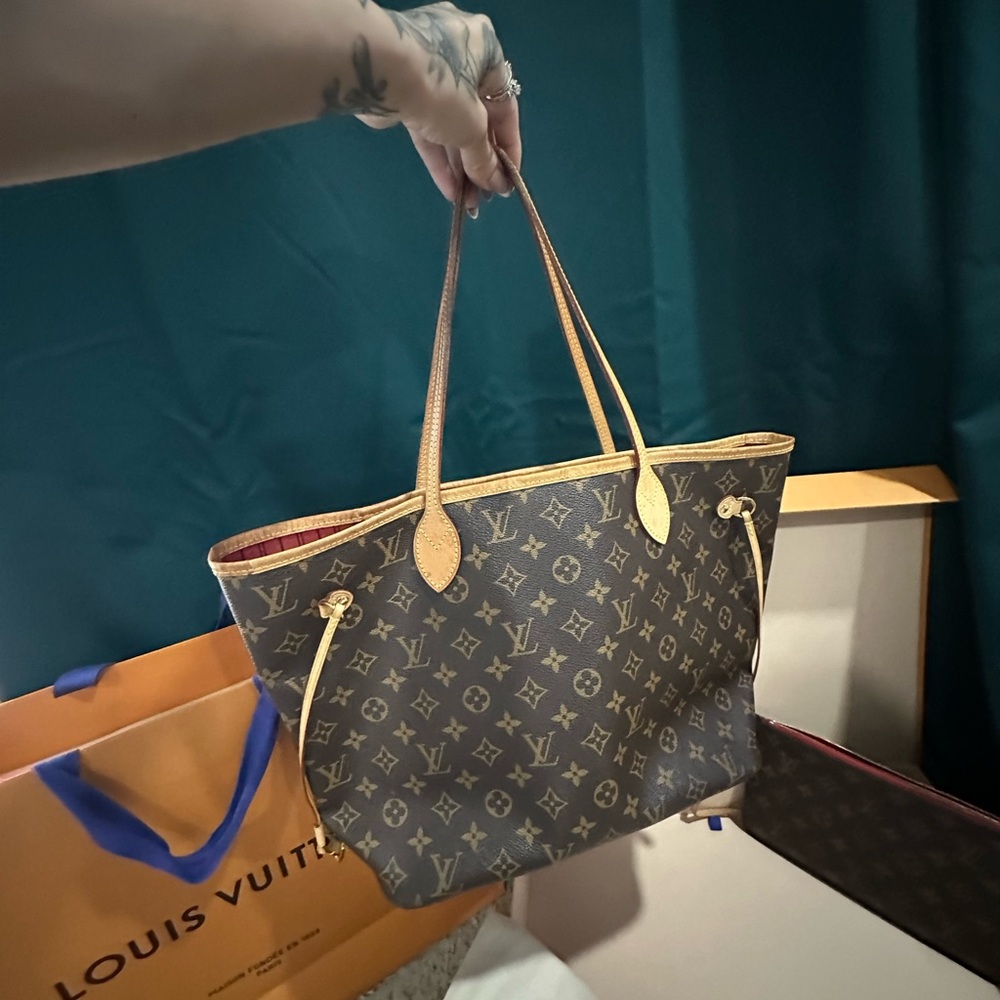 2017 Louie Vuitton Neverfull. Red lining with mini bag and original box/bag. - Picture 5 of 16